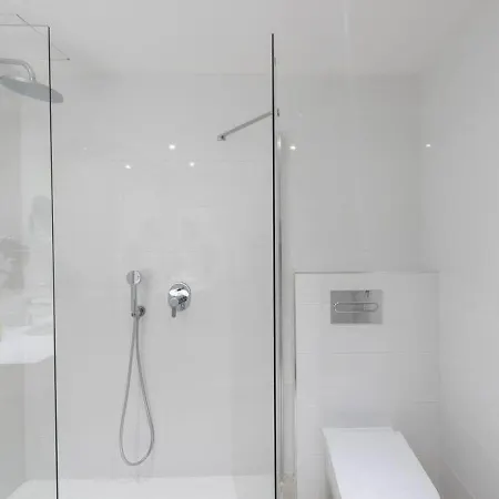 2 Bedrooms F *