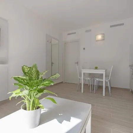2 Bedrooms F شقة *