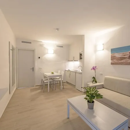 2 Bedrooms F شقة